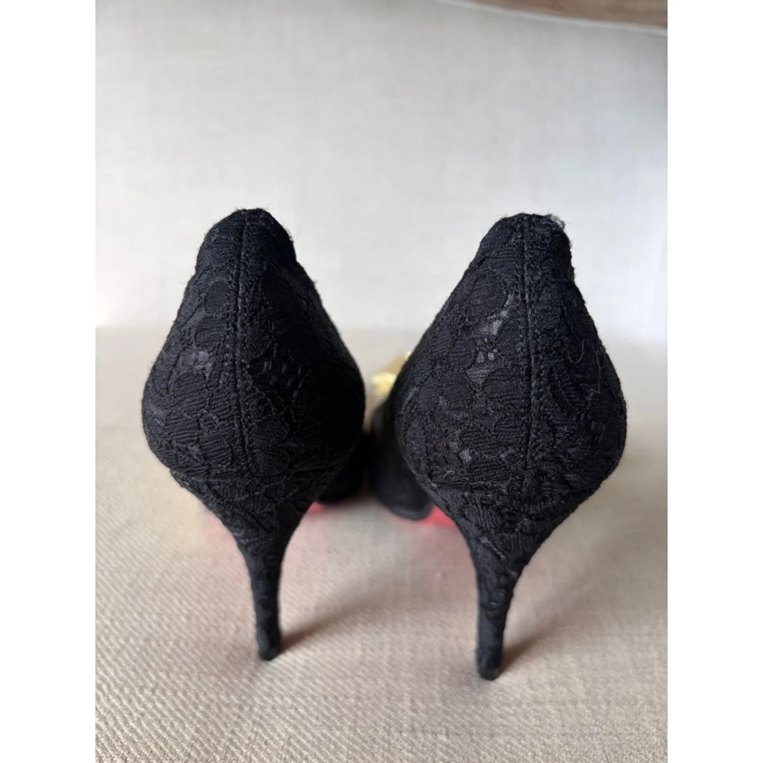 Betsey Johnson 6.5 码黑色花边高跟鞋带金色蝴蝶结口音-