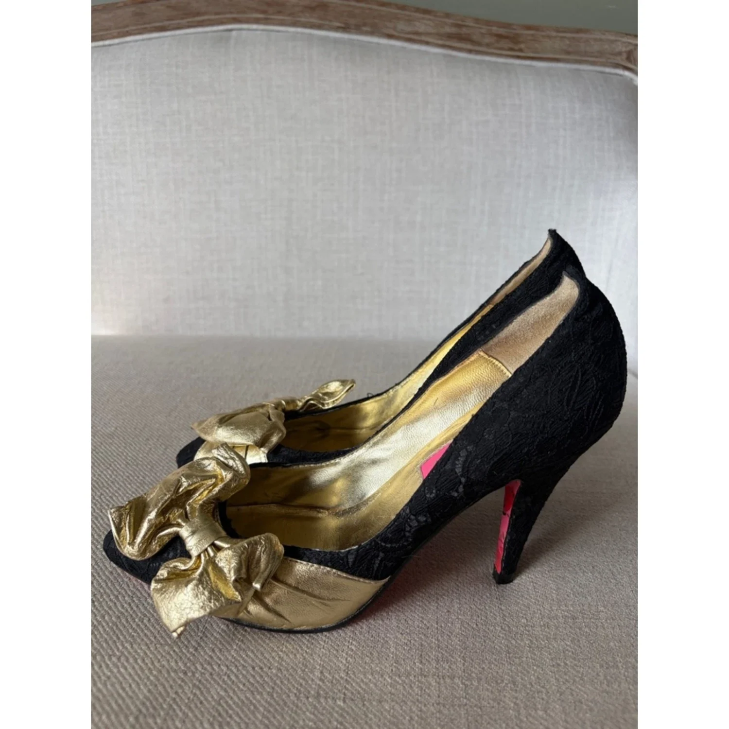 Betsey Johnson 6.5 码黑色花边高跟鞋带金色蝴蝶结口音-