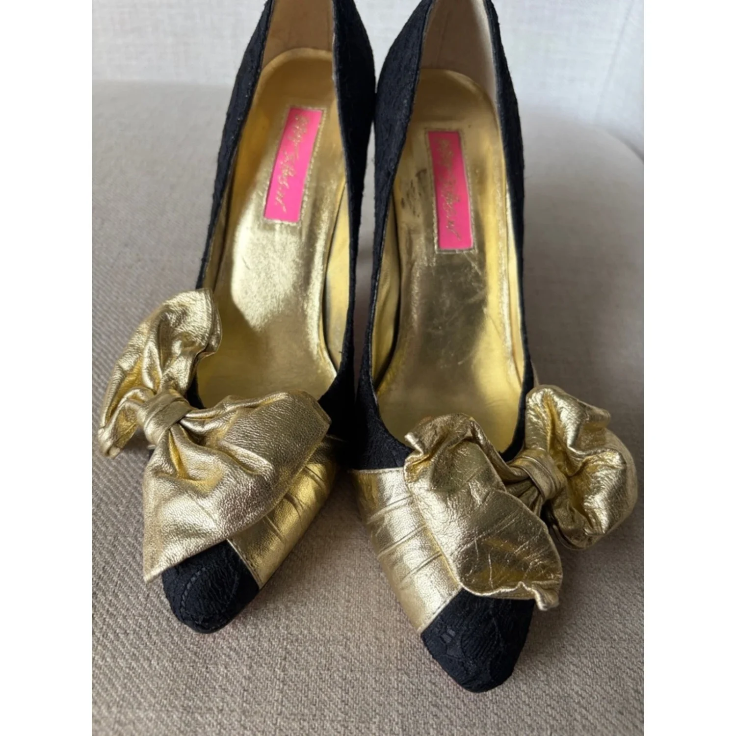 Betsey Johnson 6.5 码黑色花边高跟鞋带金色蝴蝶结口音-