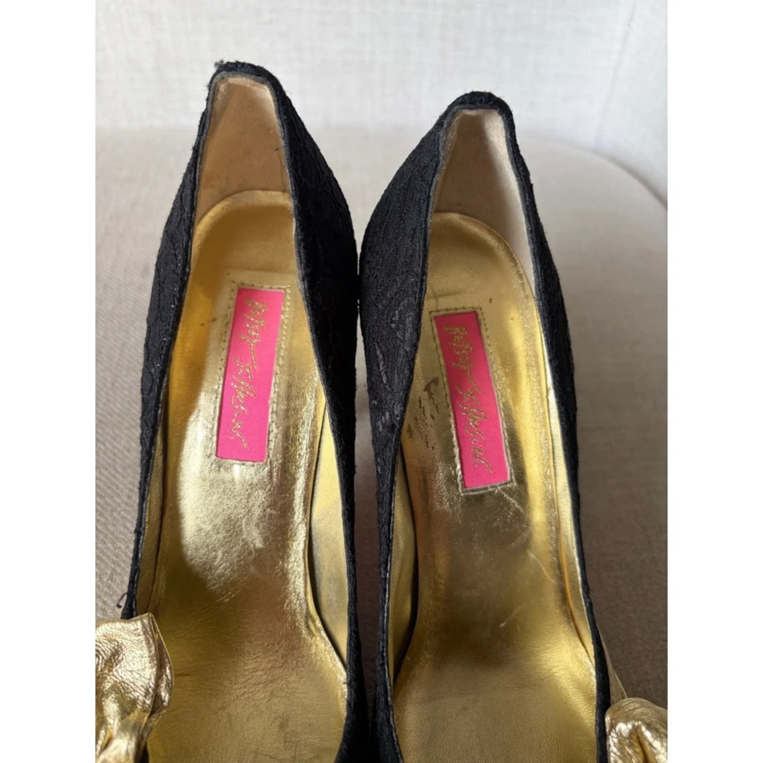 Betsey Johnson 6.5 码黑色花边高跟鞋带金色蝴蝶结口音-