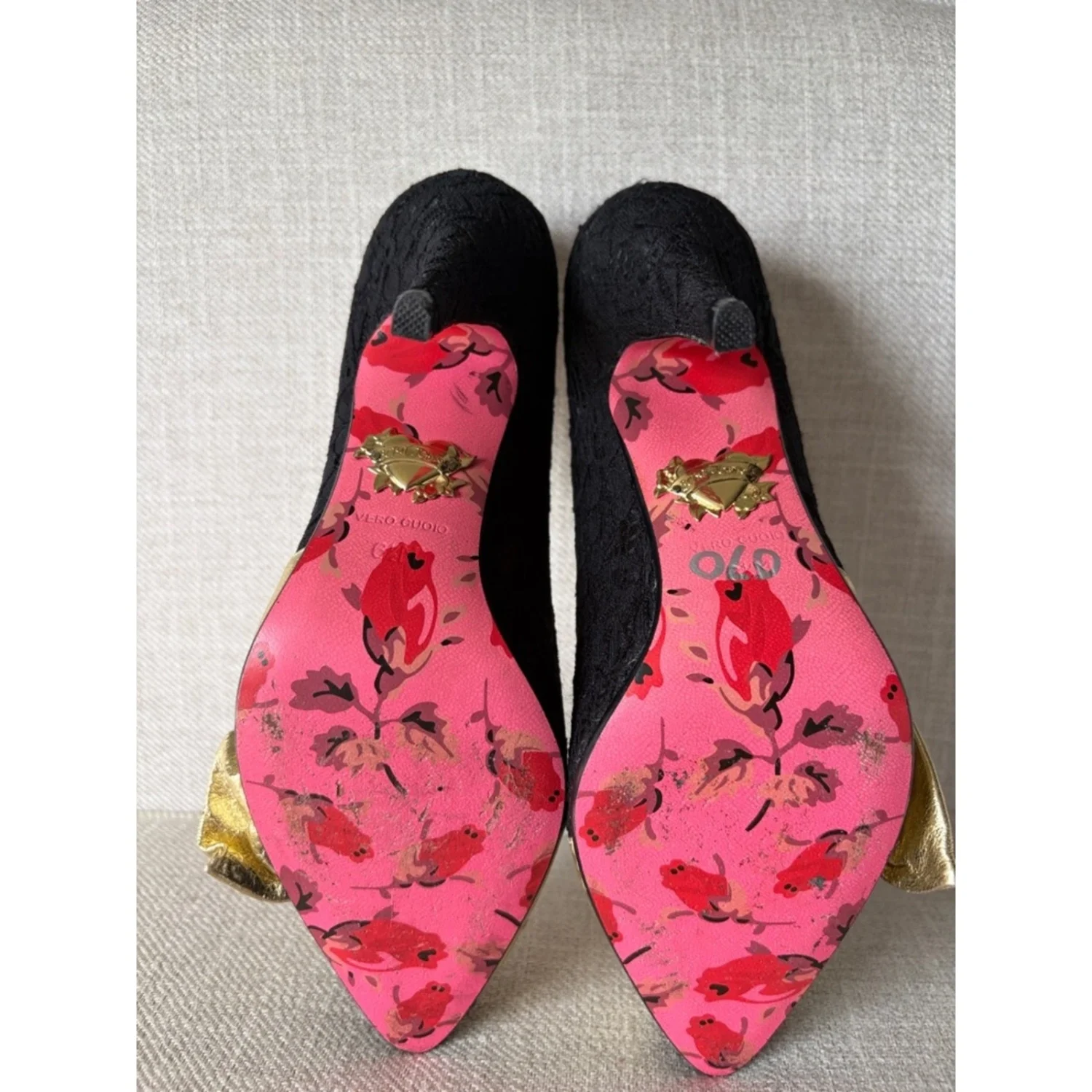 Betsey Johnson 6.5 码黑色花边高跟鞋带金色蝴蝶结口音-