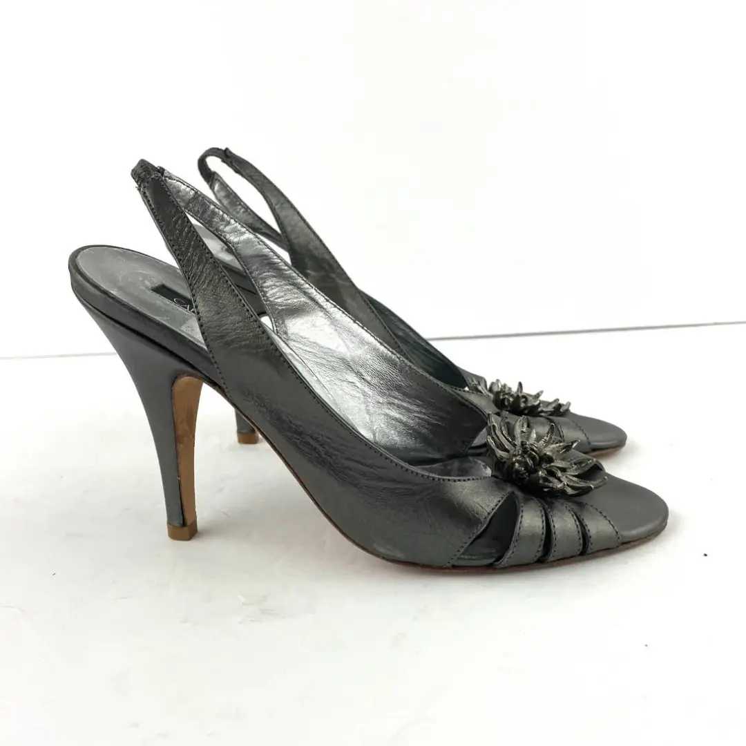 Carmen Marc Valvo 灰色高跟鞋金属色 6.5 码金属花卉中心-