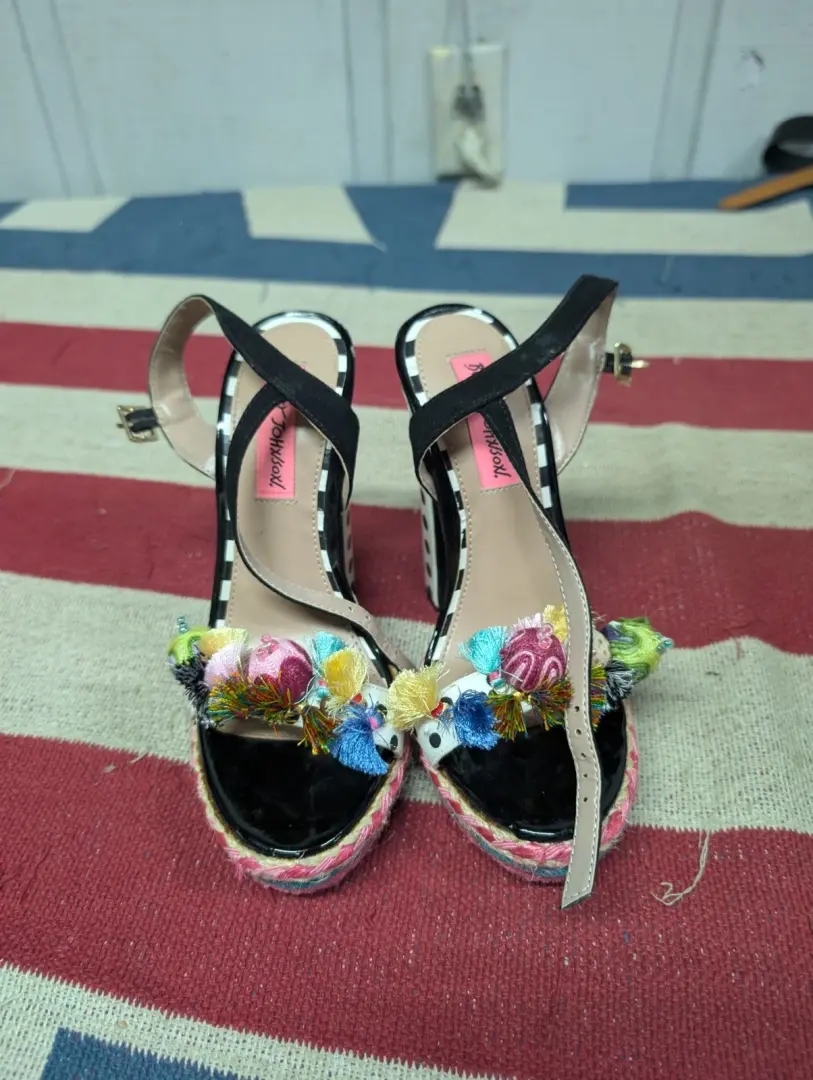 Betsey Johnson 波尔卡圆点高跟鞋 Pom 黑色白色粉红色女式 5 M 码-