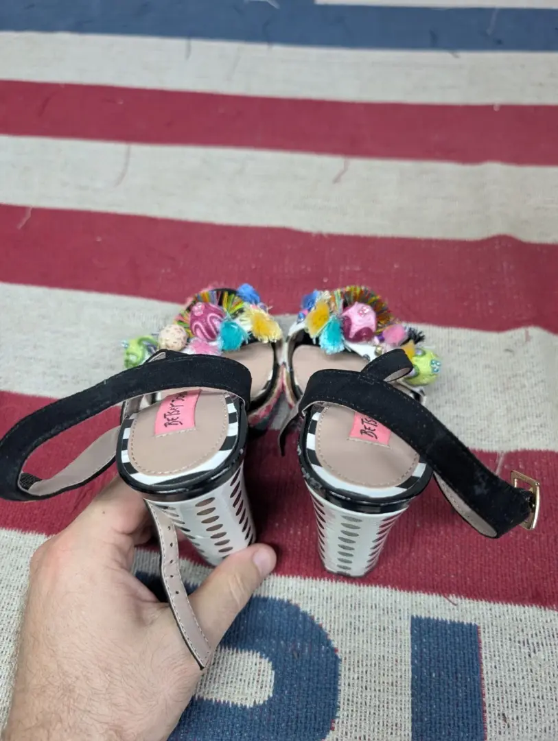 Betsey Johnson 波尔卡圆点高跟鞋 Pom 黑色白色粉红色女式 5 M 码-