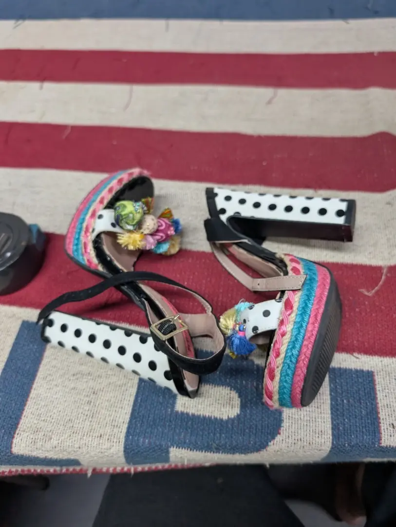 Betsey Johnson 波尔卡圆点高跟鞋 Pom 黑色白色粉红色女式 5 M 码-