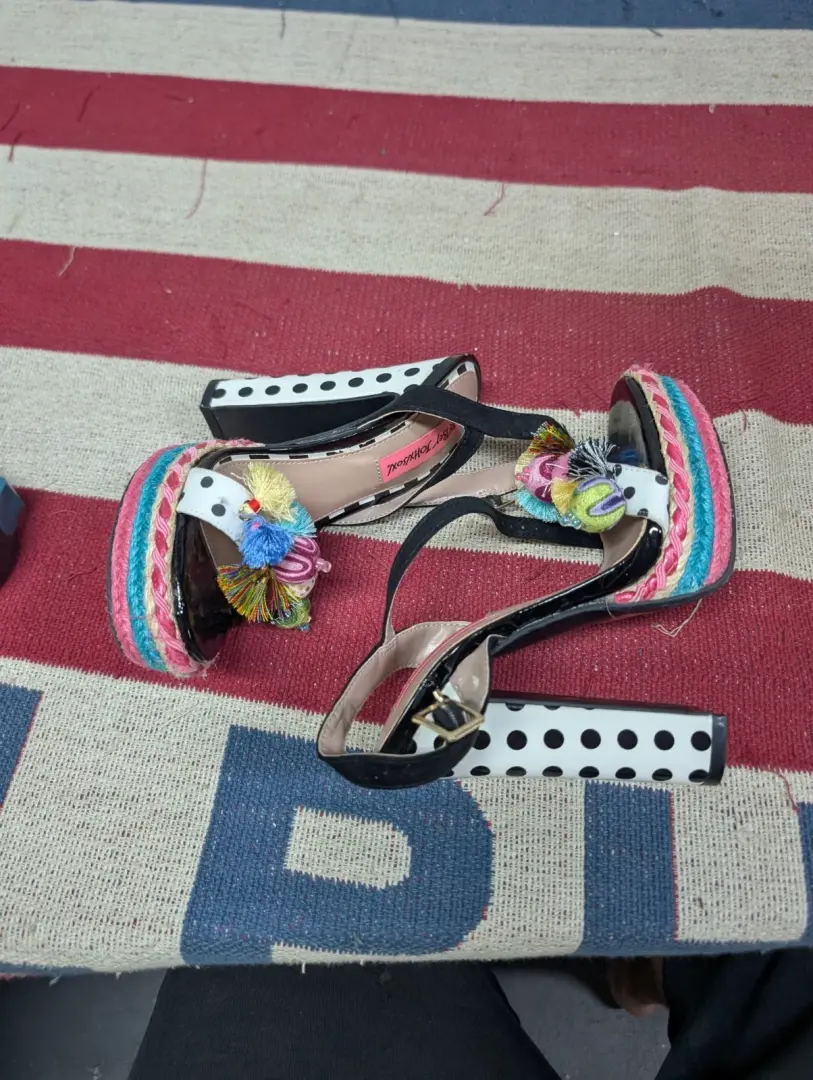 Betsey Johnson 波尔卡圆点高跟鞋 Pom 黑色白色粉红色女式 5 M 码-