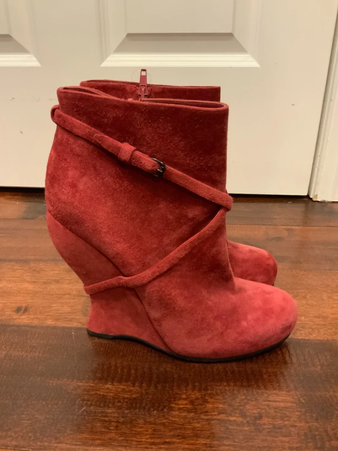 Bottega Venetta 红色麂皮绒皮革楔形高跟鞋,尺寸 40 | 10-
