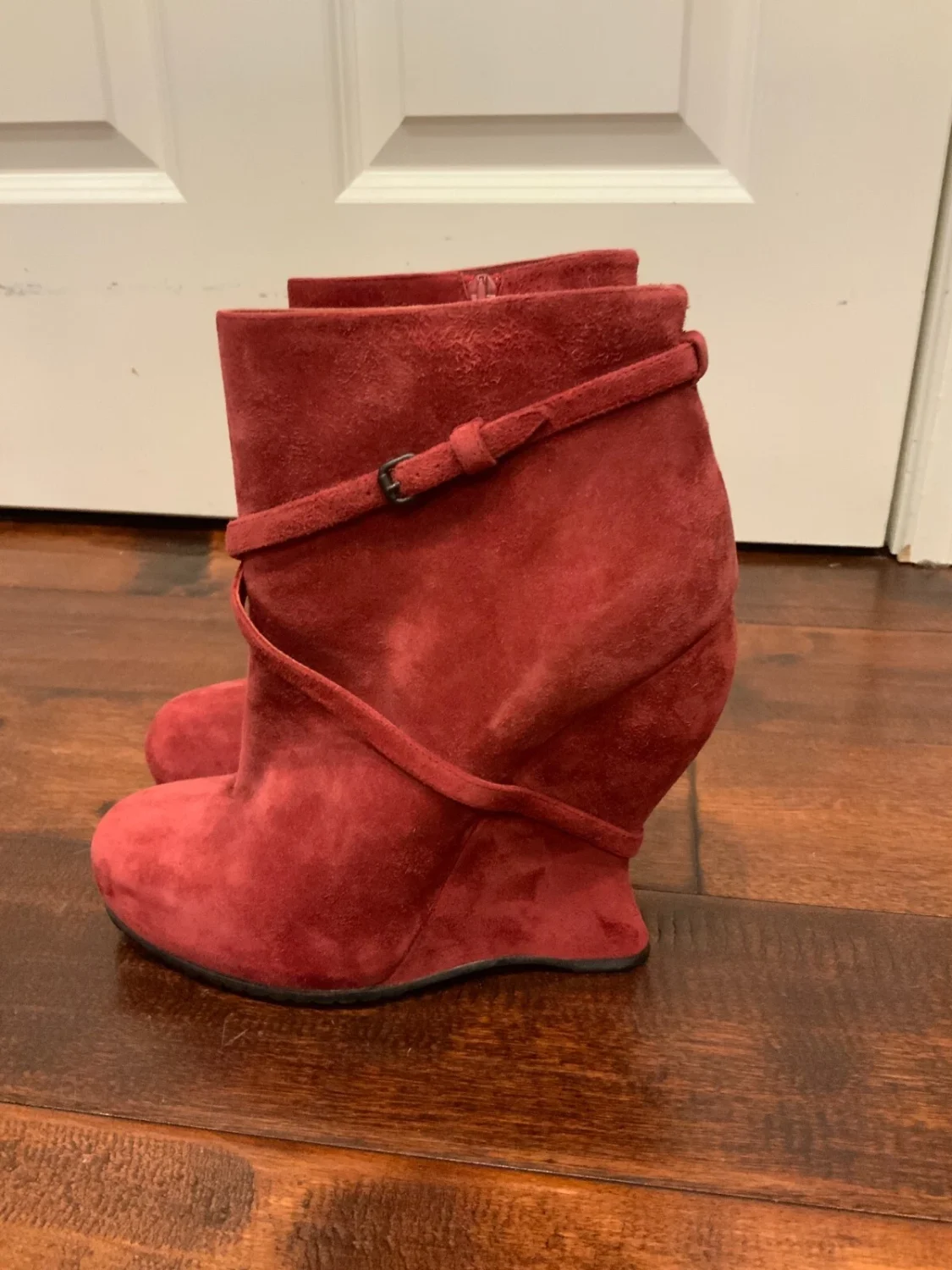 Bottega Venetta 红色麂皮绒皮革楔形高跟鞋,尺寸 40 | 10-