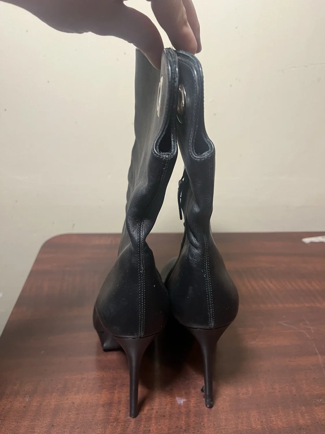 正品 Alexander McQueen 女式 39.5 码领结黑色皮靴-