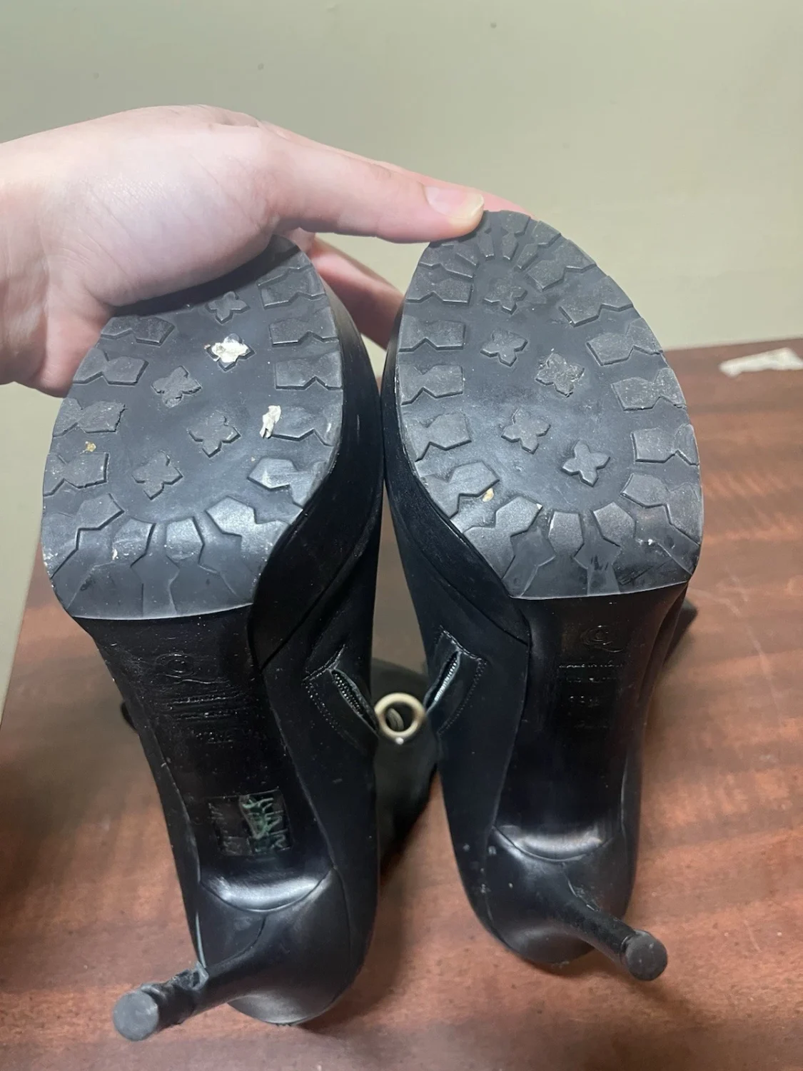 正品 Alexander McQueen 女式 39.5 码领结黑色皮靴-