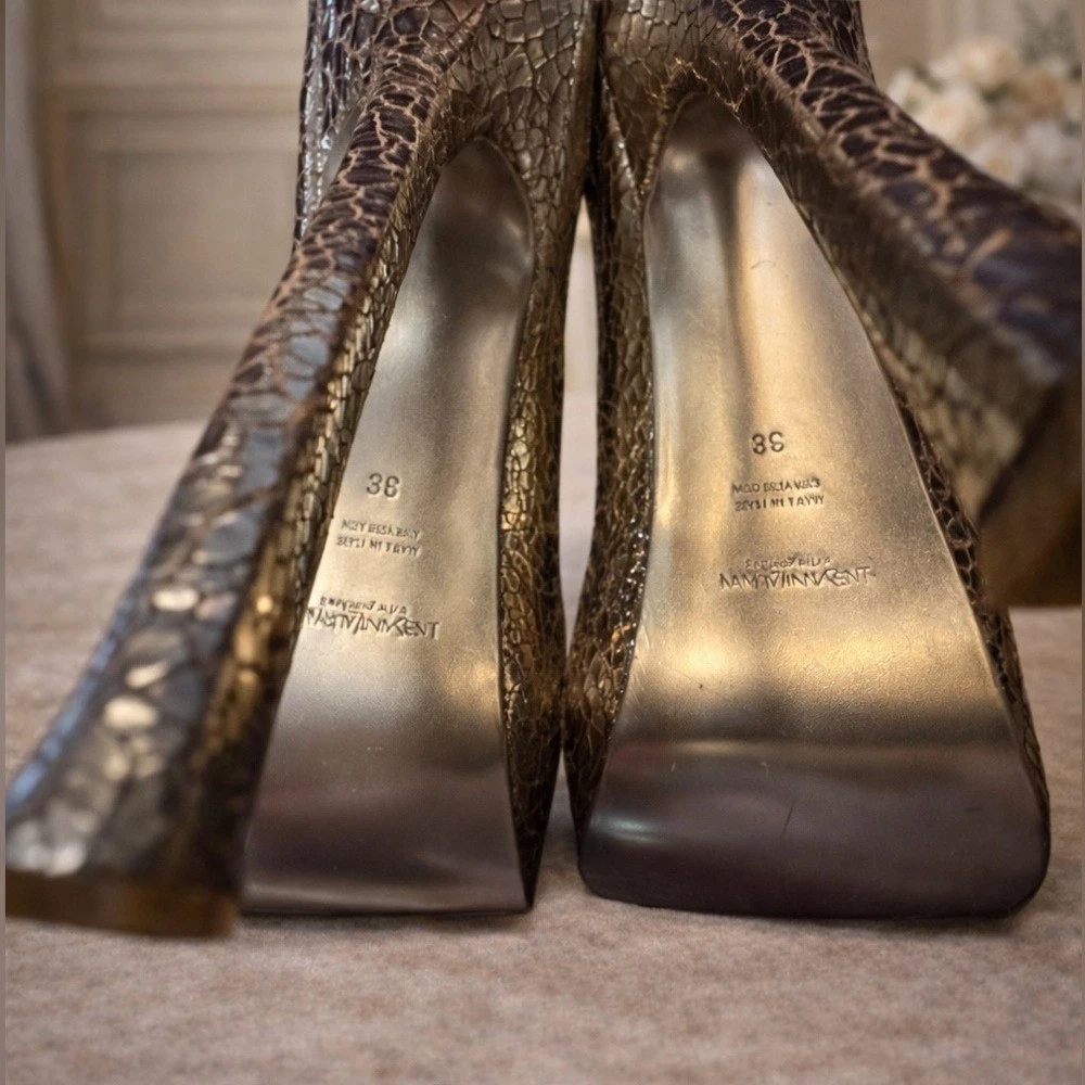 Saint Laurent YSL 金色金属裂纹皮革尖头高跟鞋,38/8-