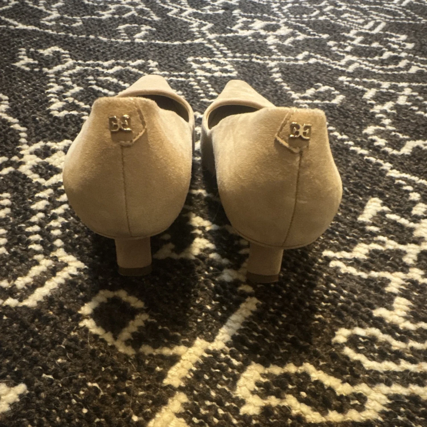 Sam Edelman 女式麂皮绒高跟鞋懒人尖头米色标志口音 US 7-