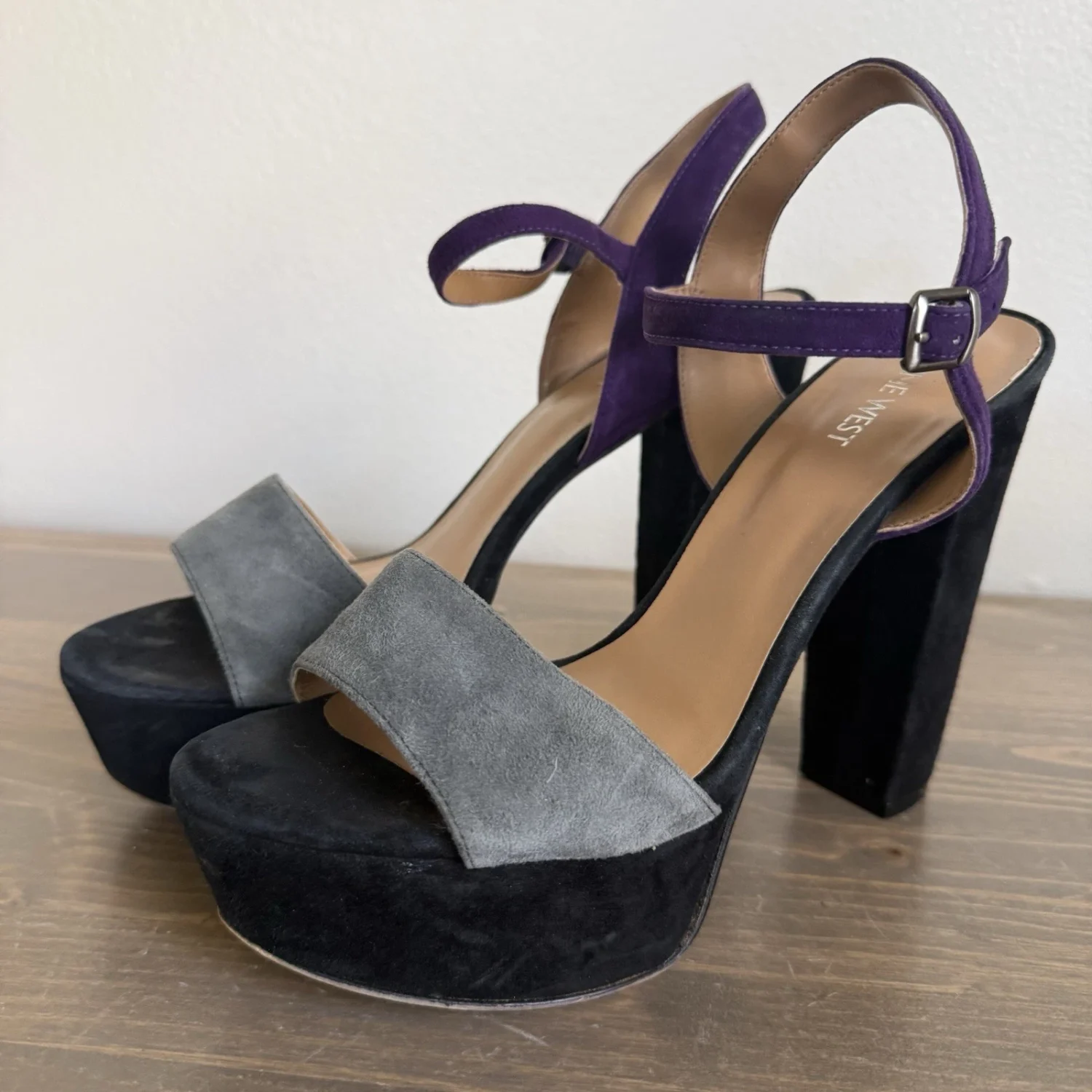 Nine West 女式 8.5 米灰色紫色皮革厚底超高跟鞋凉鞋-