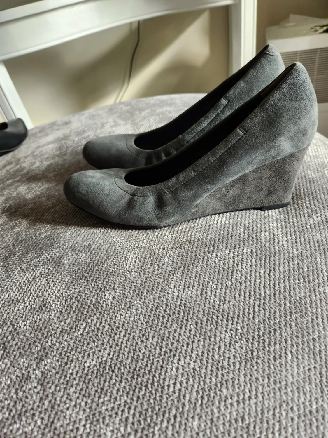Vionic Camden 女式灰色麂皮绒一脚蹬楔形高跟鞋 7.5 M 码-