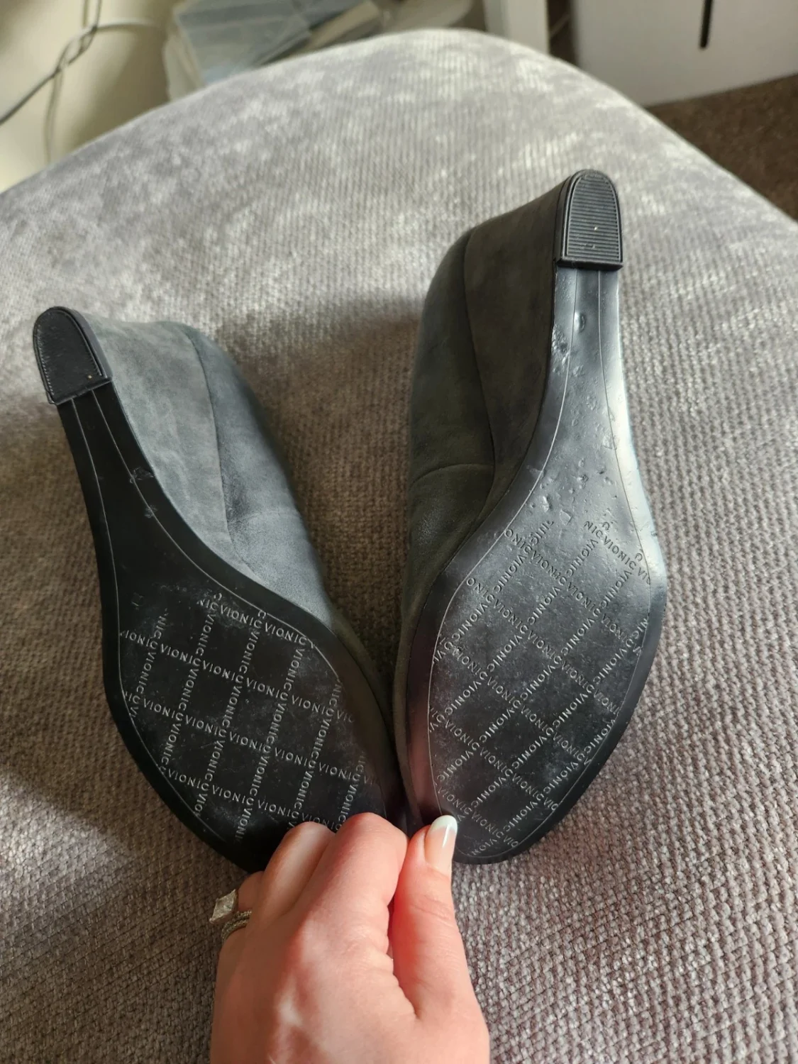 Vionic Camden 女式灰色麂皮绒一脚蹬楔形高跟鞋 7.5 M 码-