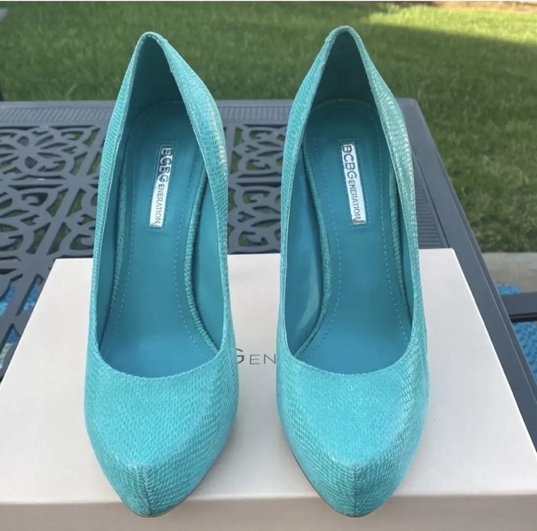 BCBG 孔雀尺寸 81/2 高跟鞋...穿过 3 次-