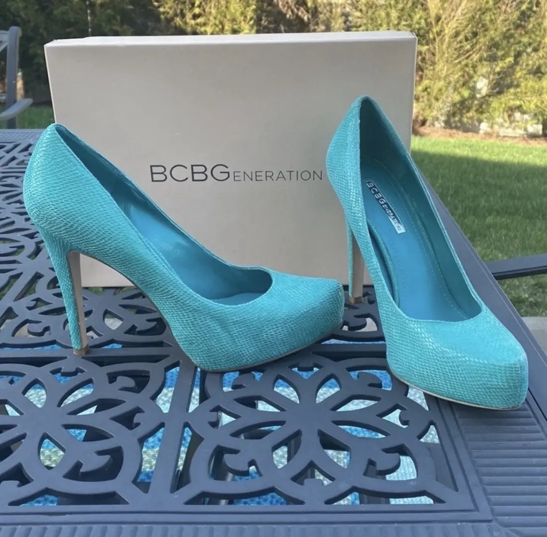 BCBG 孔雀尺寸 81/2 高跟鞋...穿过 3 次-