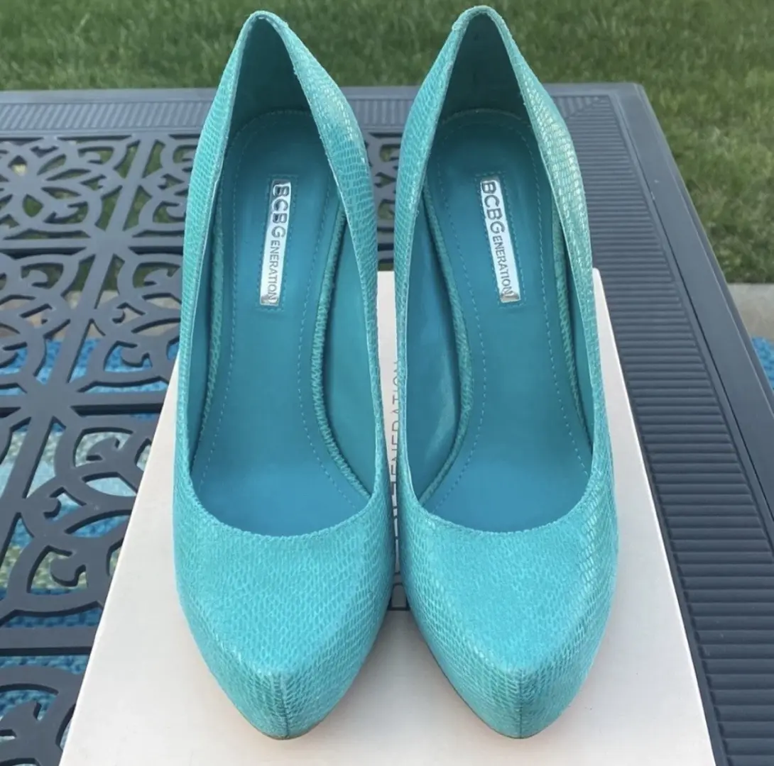 BCBG 孔雀尺寸 81/2 高跟鞋...穿过 3 次-