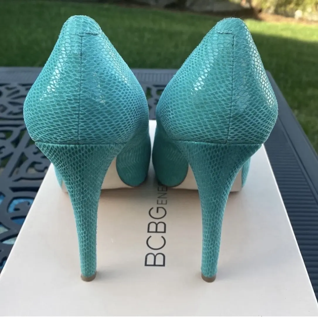 BCBG 孔雀尺寸 81/2 高跟鞋...穿过 3 次-