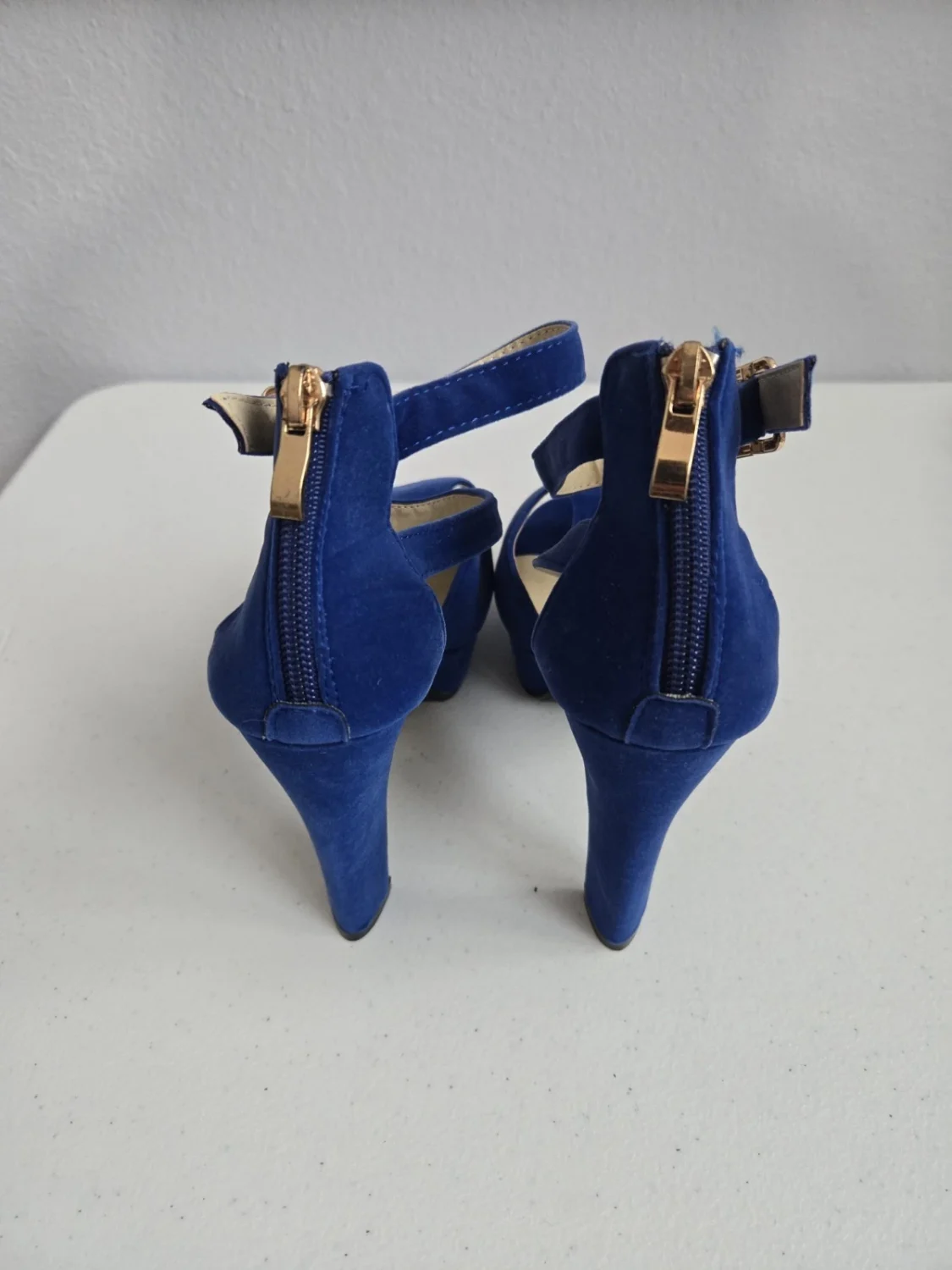Gatuxus 女式 8.5 码皇家蓝色天鹅绒厚底高跟鞋带踝带-