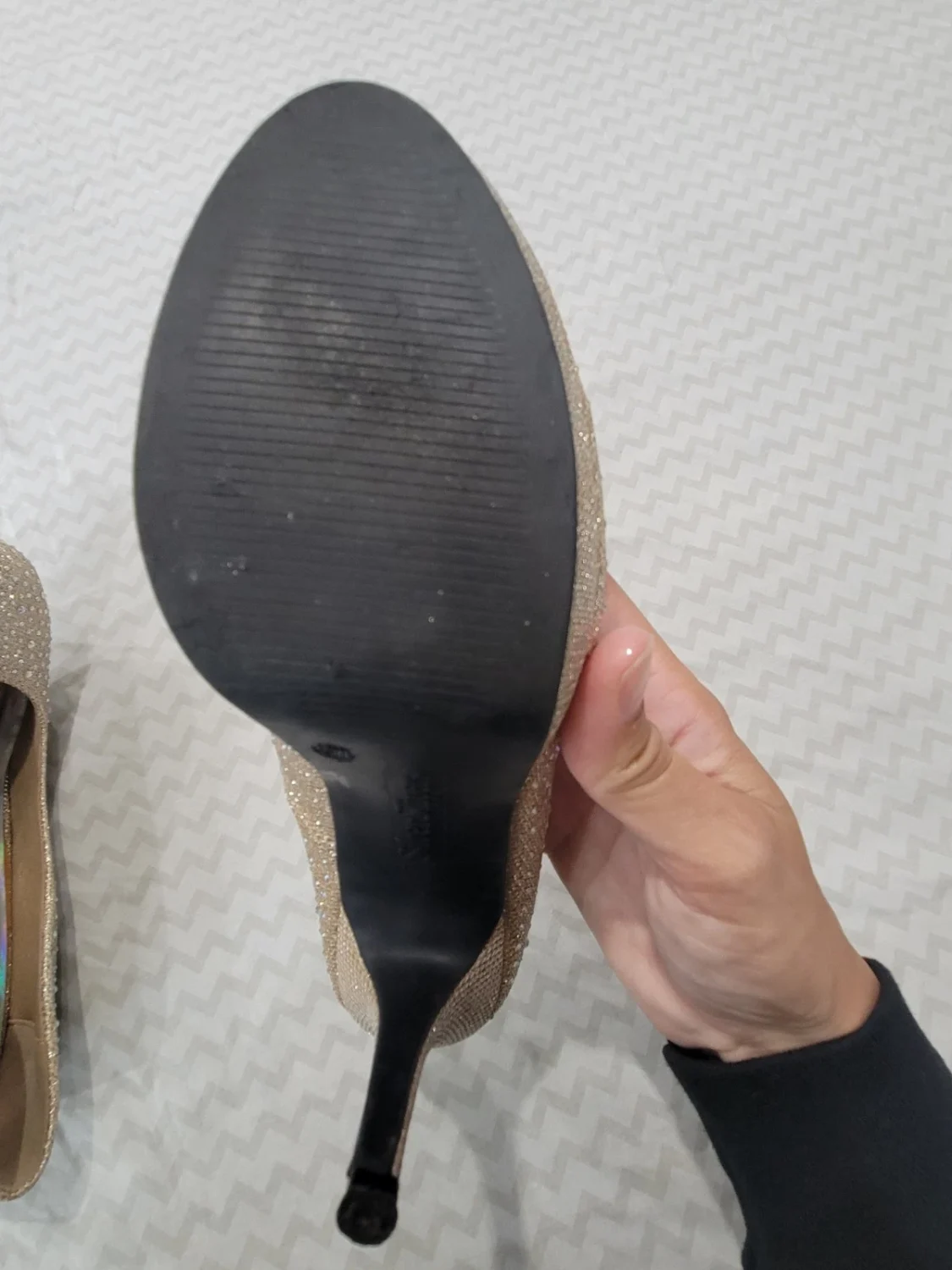 金色(银色拖鞋品牌)闪亮水钻高跟鞋。 10W 码 -