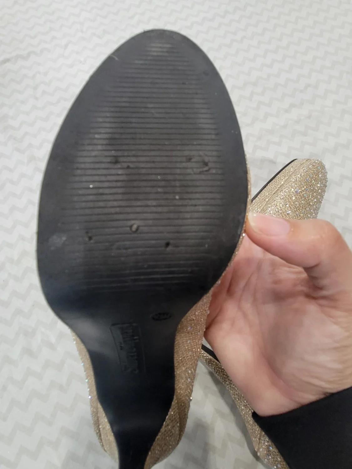金色(银色拖鞋品牌)闪亮水钻高跟鞋。 10W 码 -
