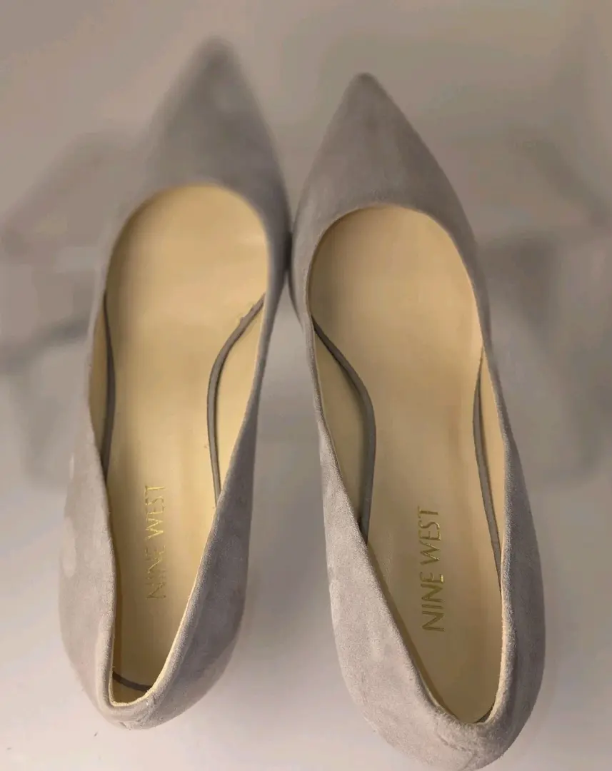 Nine West Moyen 灰色麂皮绒皮革一脚蹬尖头高跟鞋女式 10M 码-