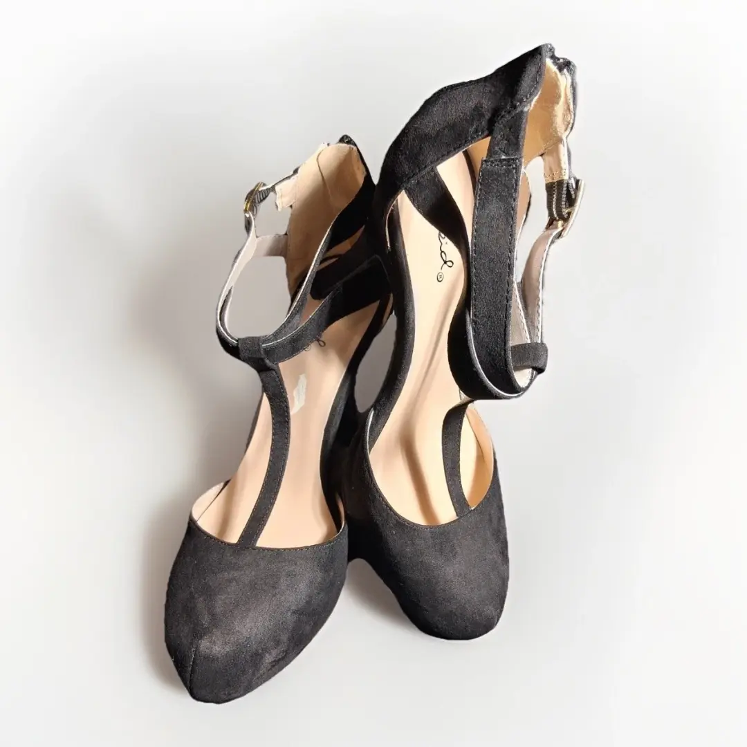 Qupid Black Faux Suede T-Strap Platform Pumps Heels Womens Size 7 Round Toe Zip