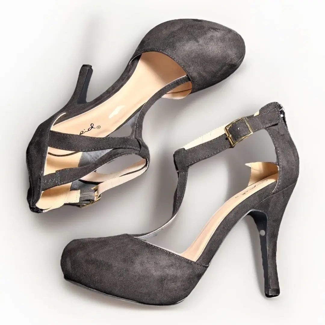 Qupid Black Faux Suede T-Strap Platform Pumps Heels Womens Size 7 Round Toe Zip