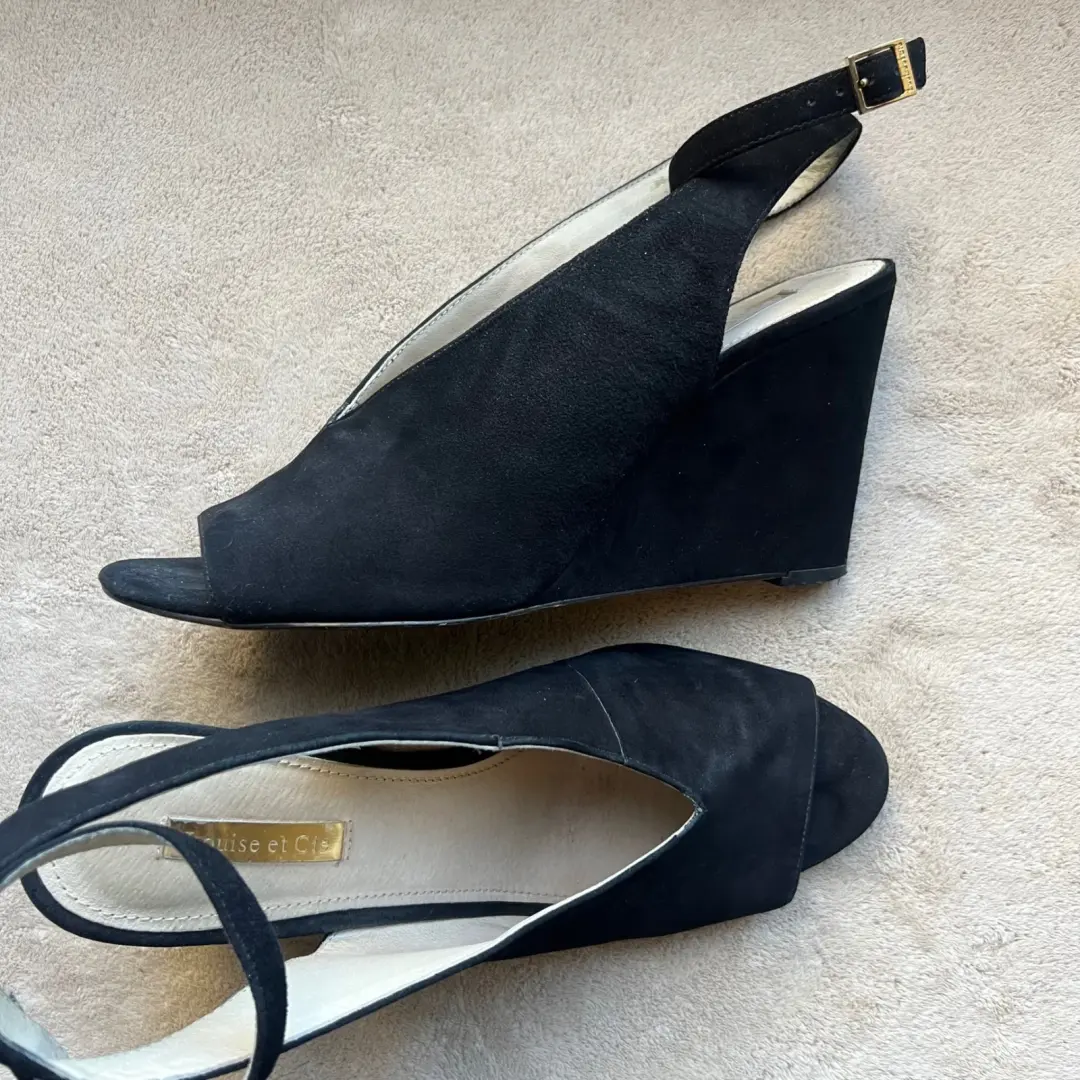 Louise et Cie Lo-Piarissa 女式 8.5 EU 39 黑色麂皮绒露背楔形鞋跟别致-