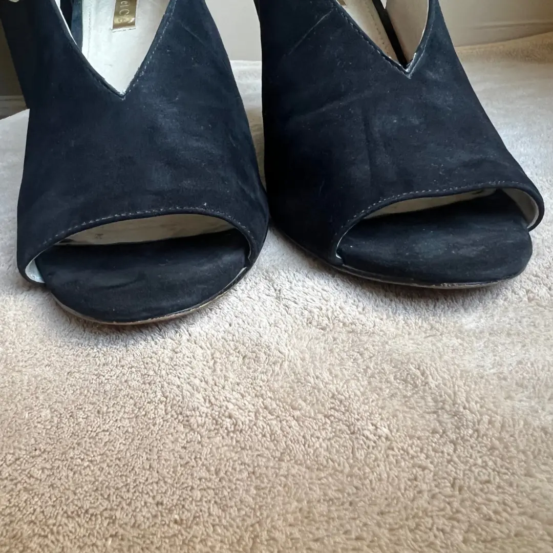 Louise et Cie Lo-Piarissa 女式 8.5 EU 39 黑色麂皮绒露背楔形鞋跟别致-