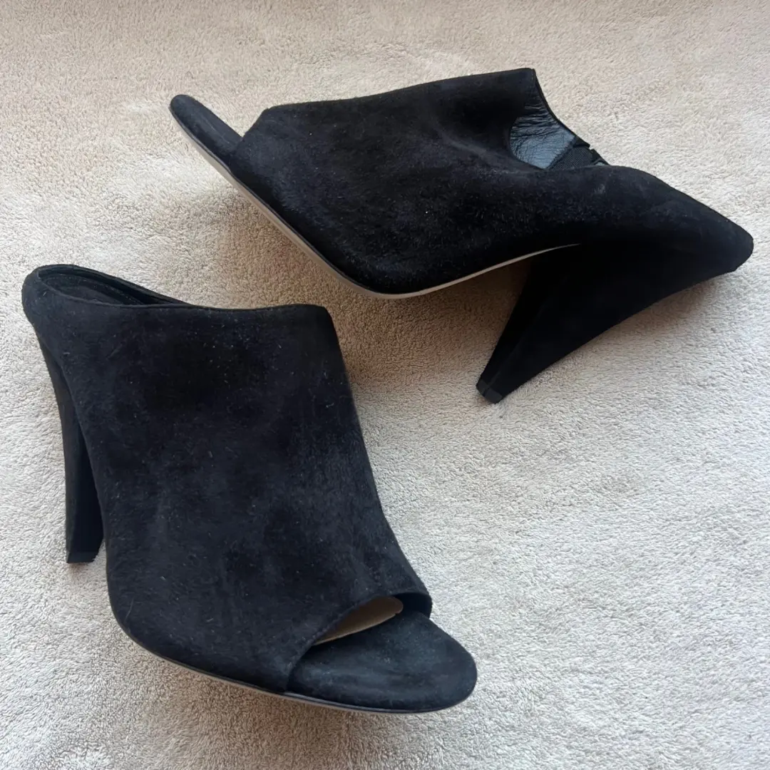 Tamara Mellon Kendra 黑色麂皮绒露趾骡子凉鞋高跟鞋女式 7 EU 37.5 别致-