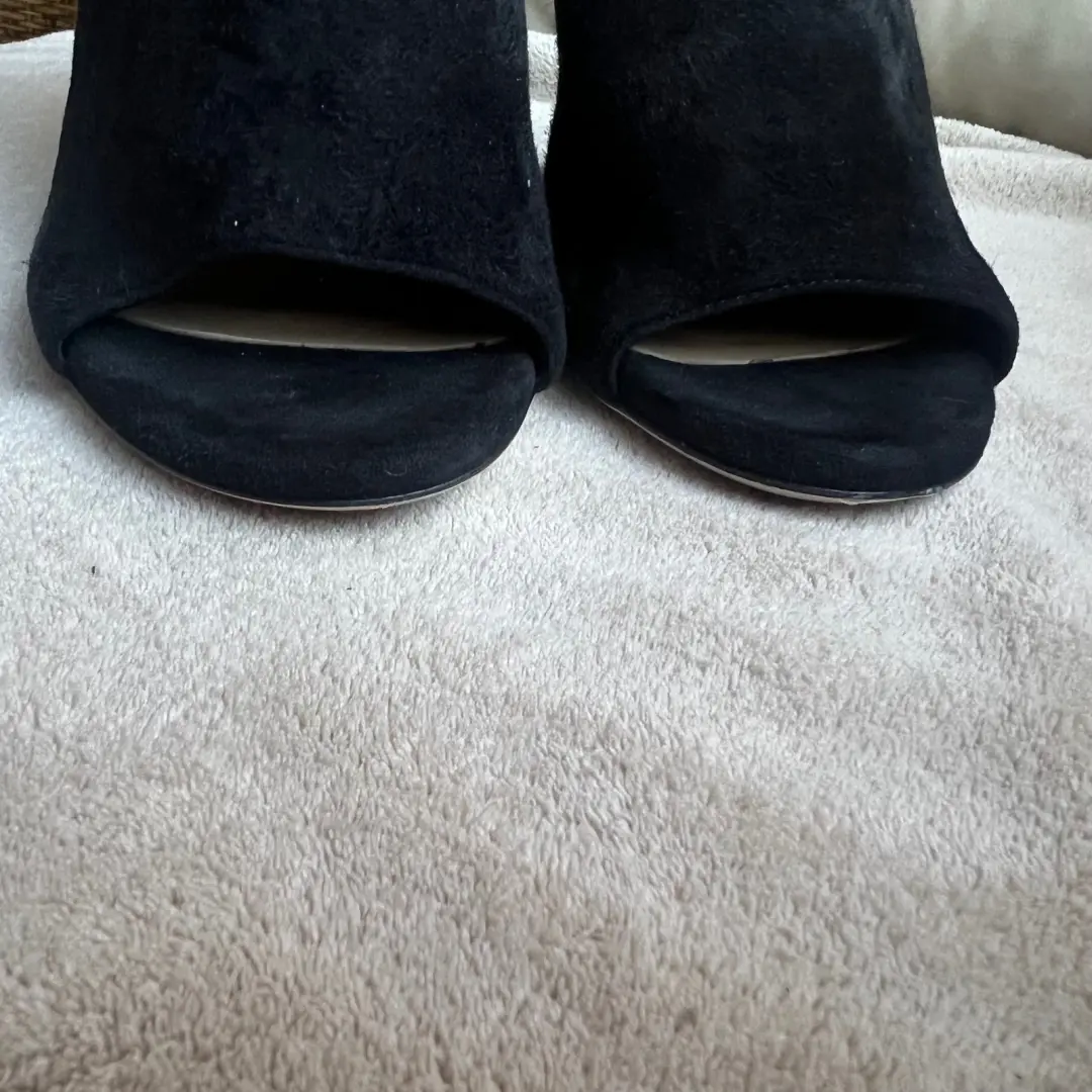 Tamara Mellon Kendra 黑色麂皮绒露趾骡子凉鞋高跟鞋女式 7 EU 37.5 别致-