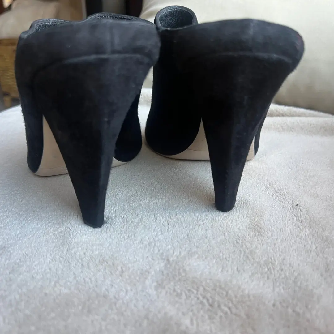 Tamara Mellon Kendra 黑色麂皮绒露趾骡子凉鞋高跟鞋女式 7 EU 37.5 别致-