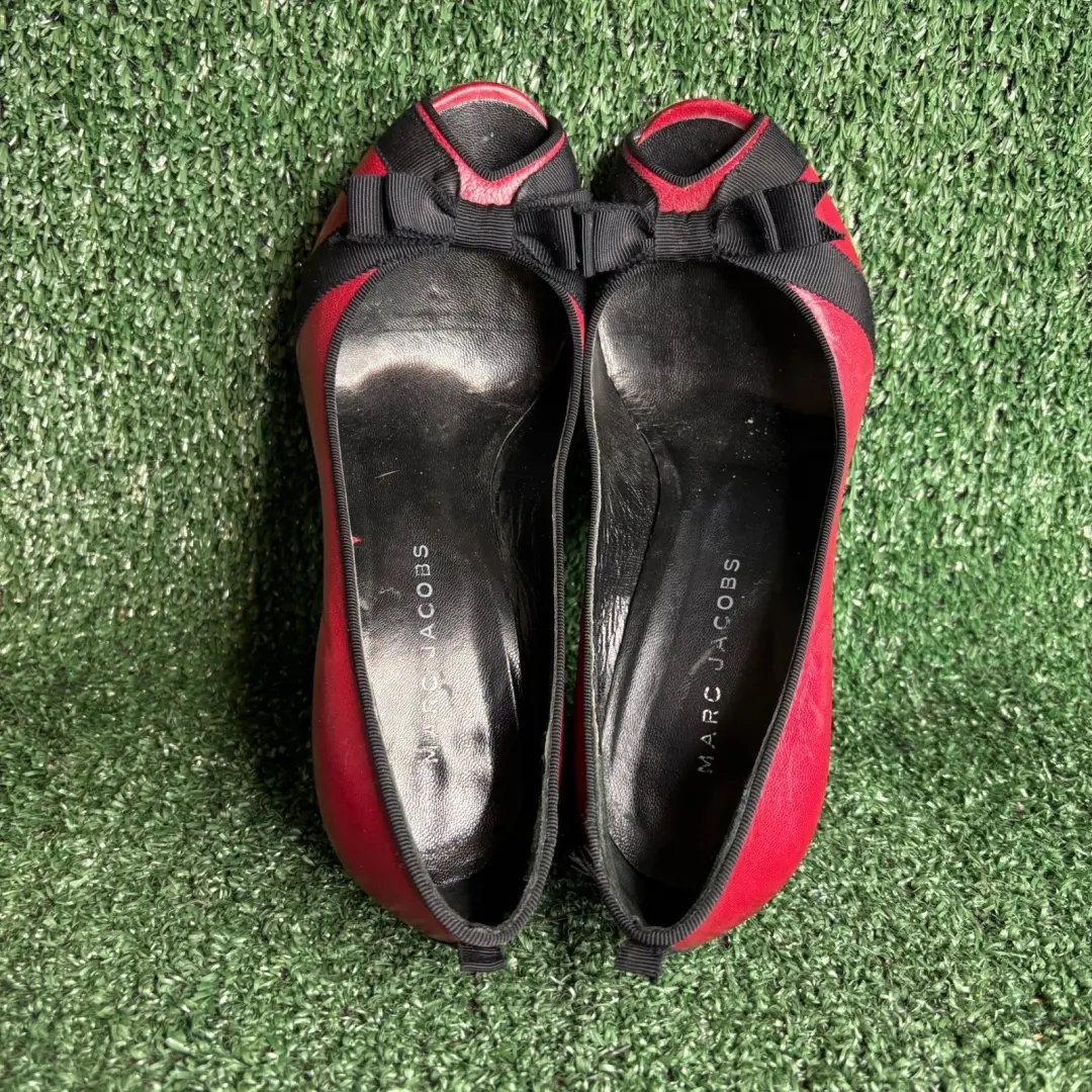 Marc Jacobs 蝴蝶结露趾皮革丝带经典高跟鞋红色黑色女式 6.5 码-