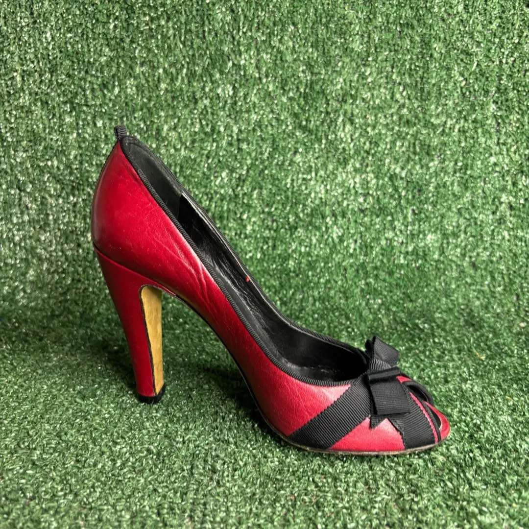 Marc Jacobs 蝴蝶结露趾皮革丝带经典高跟鞋红色黑色女式 6.5 码-