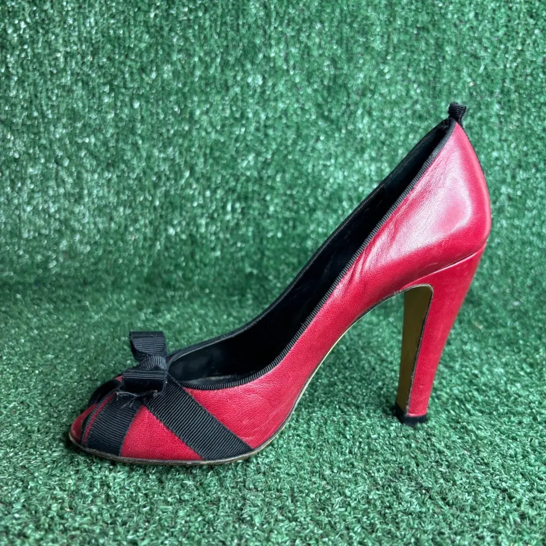 Marc Jacobs 蝴蝶结露趾皮革丝带经典高跟鞋红色黑色女式 6.5 码-