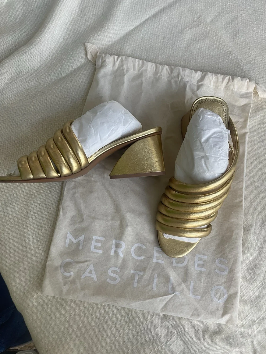 Mercedes Castillo 金色绑带皮革露趾高跟鞋女式 8.5 码-