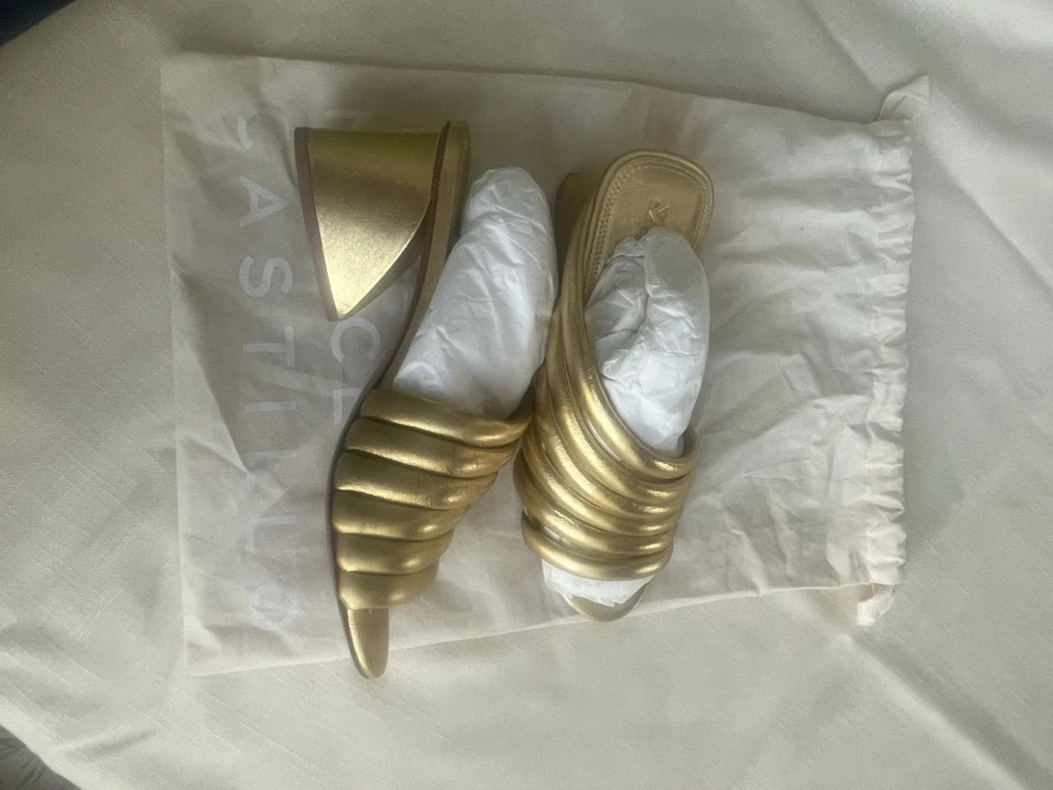 Mercedes Castillo 金色绑带皮革露趾高跟鞋女式 8.5 码-