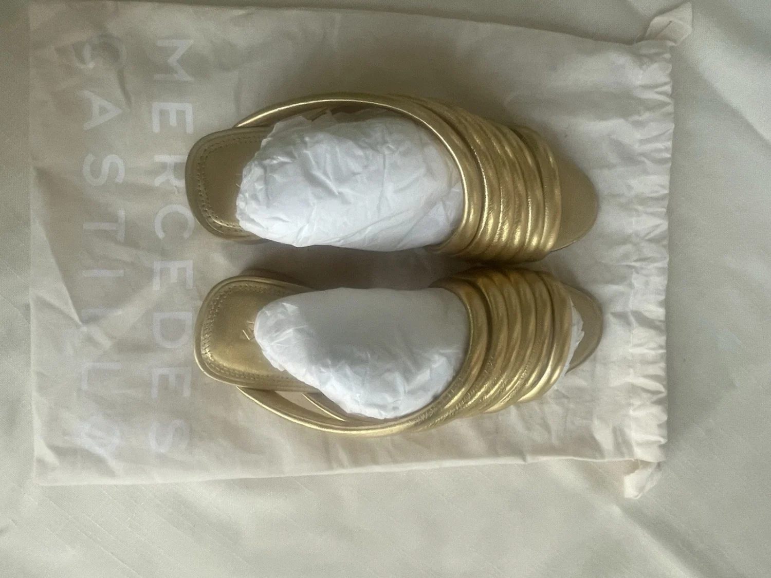 Mercedes Castillo 金色绑带皮革露趾高跟鞋女式 8.5 码-