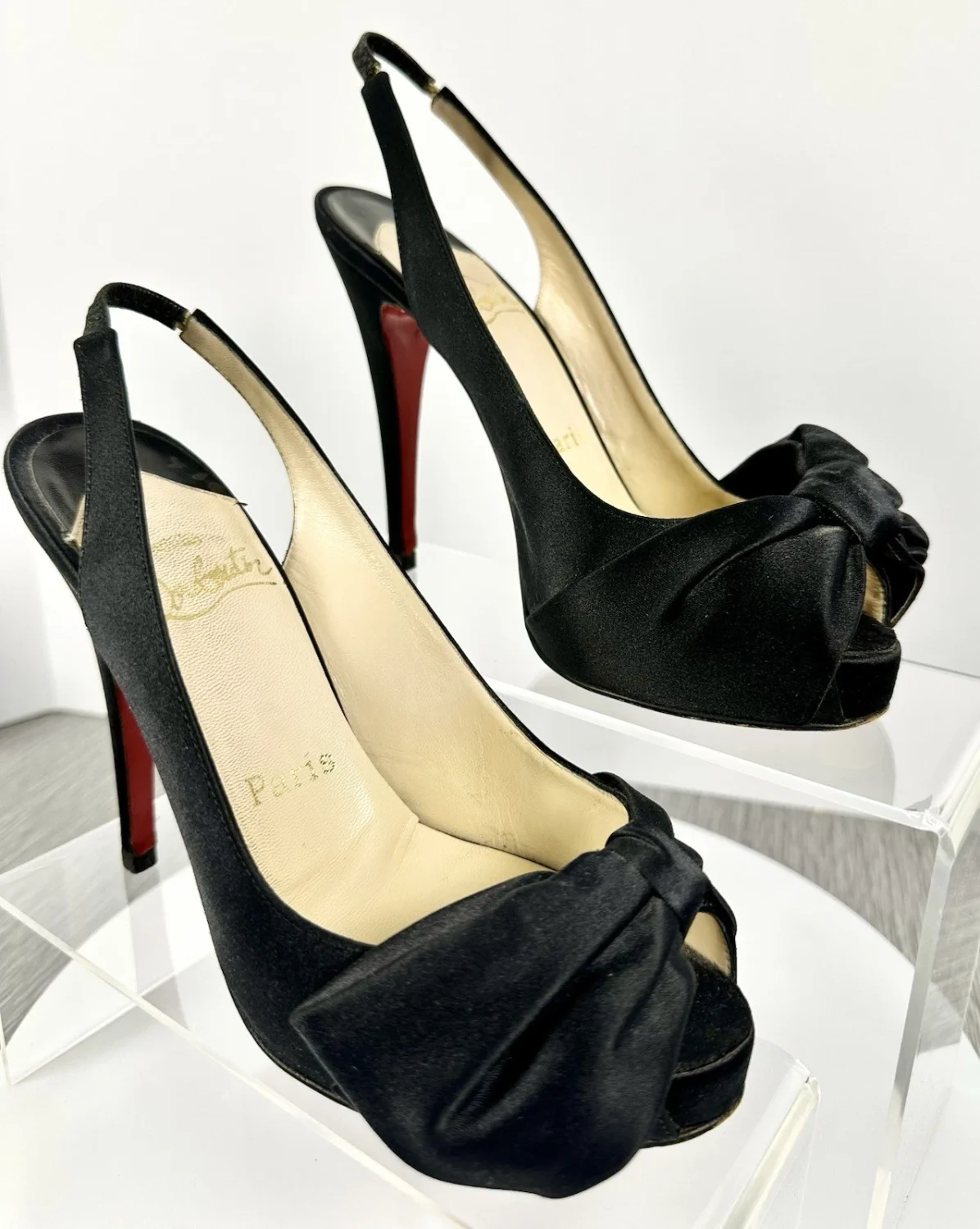 Christian Louboutin 黑色缎面蝴蝶结露趾厚底露背高跟鞋 36 码-
