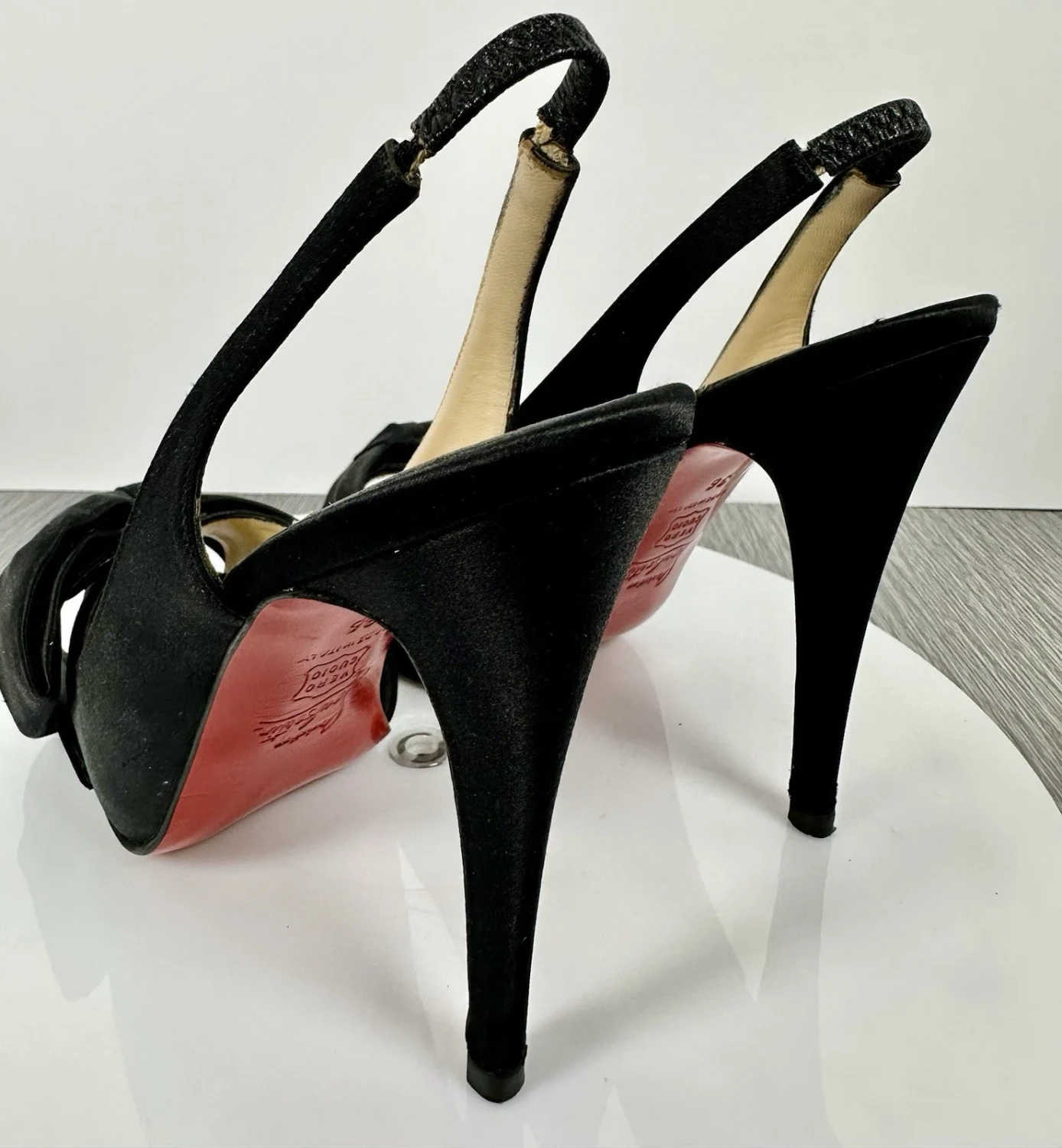 Christian Louboutin 黑色缎面蝴蝶结露趾厚底露背高跟鞋 36 码-