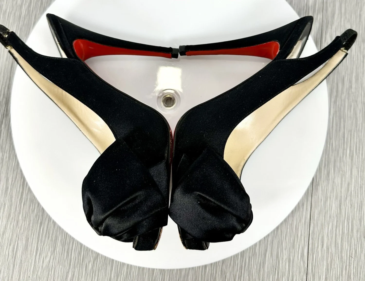Christian Louboutin 黑色缎面蝴蝶结露趾厚底露背高跟鞋 36 码-