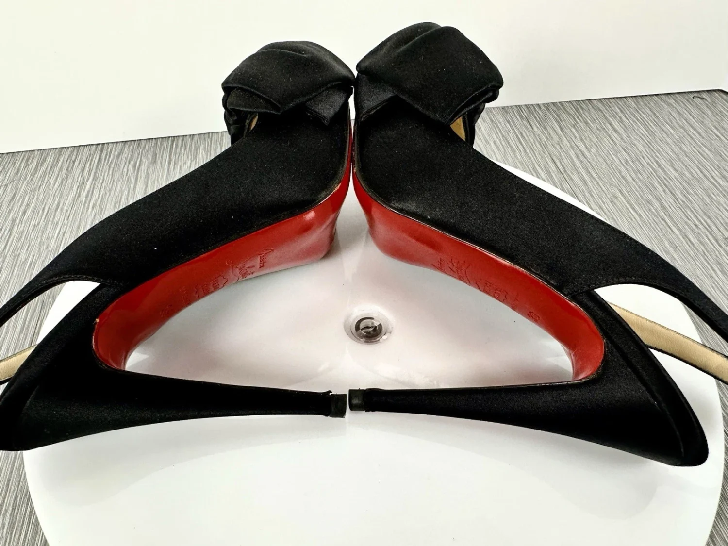 Christian Louboutin 黑色缎面蝴蝶结露趾厚底露背高跟鞋 36 码-