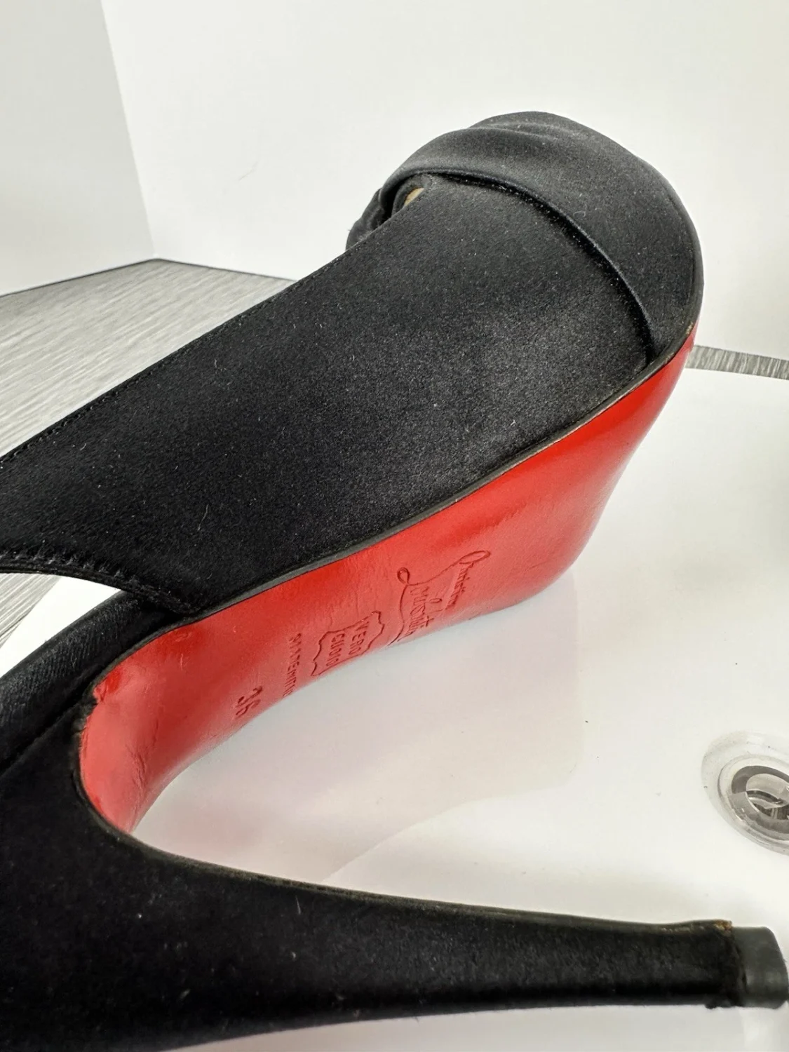 Christian Louboutin 黑色缎面蝴蝶结露趾厚底露背高跟鞋 36 码-