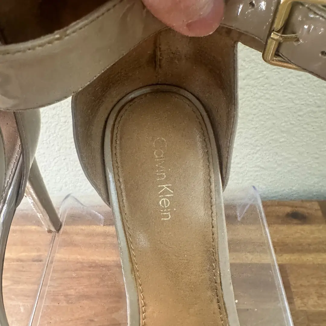 Calvin Klein 高跟鞋女式 9 M 码 Vivian 细高跟鞋踝带裸色-