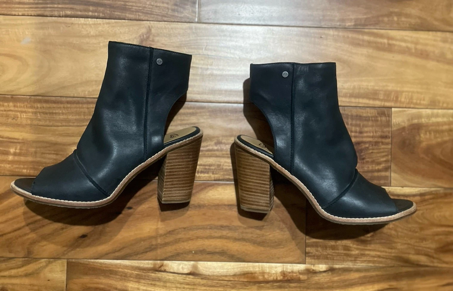 UGG 女式 Valencia 露趾黑色皮革高跟鞋 10 码-
