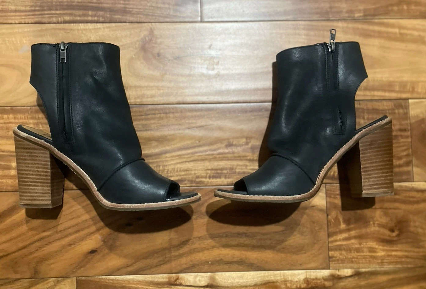 UGG 女式 Valencia 露趾黑色皮革高跟鞋 10 码-