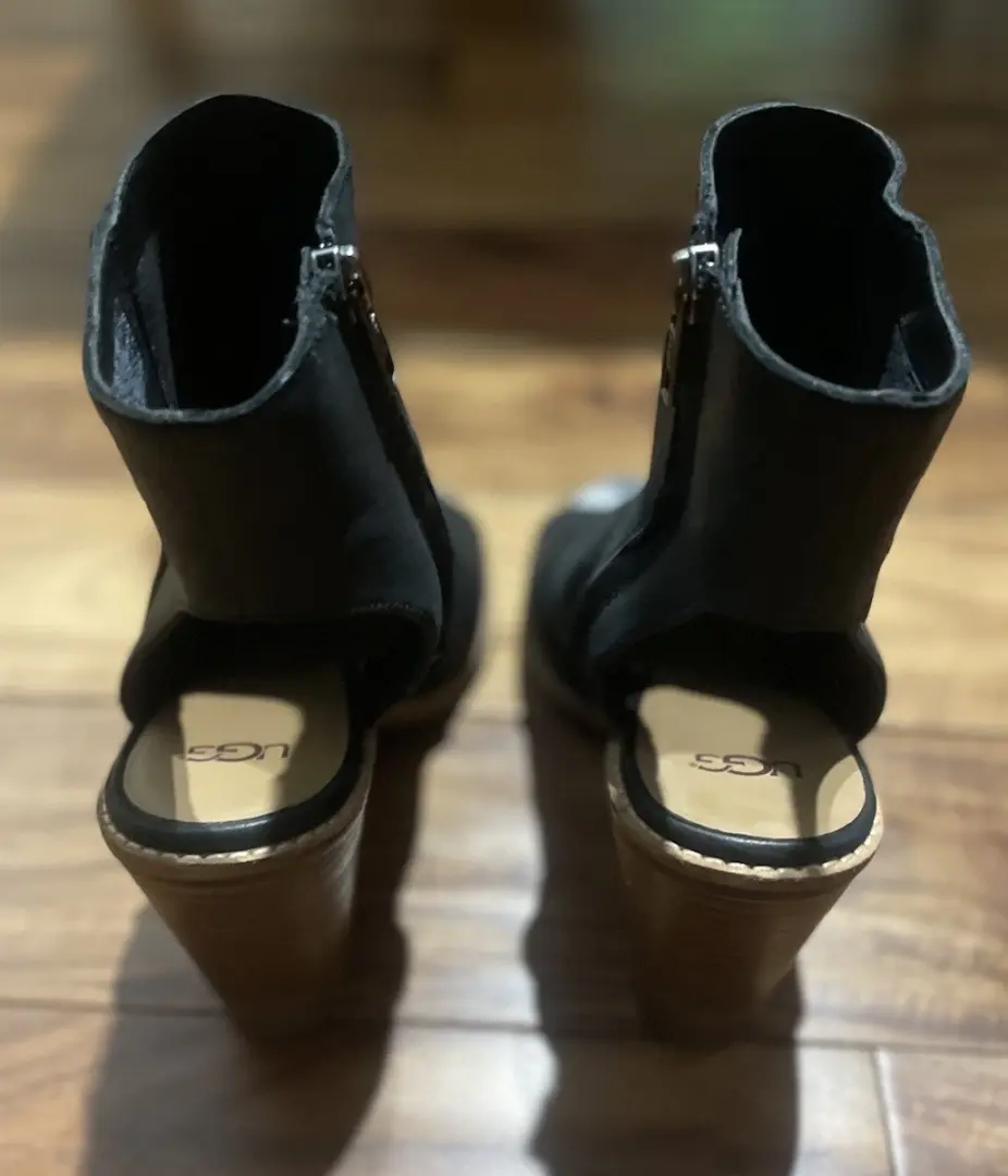 UGG 女式 Valencia 露趾黑色皮革高跟鞋 10 码-