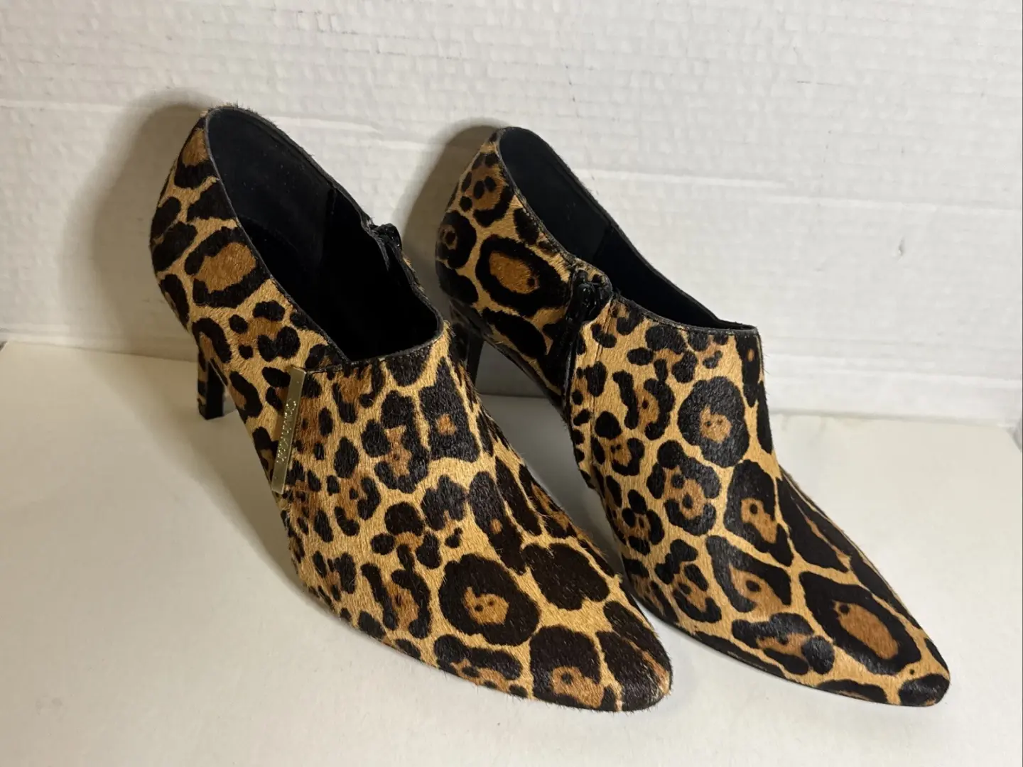 Calvin Klein Jeanna 小牛毛豹纹 Shootie 尺寸 7.5 - 穿过一次-